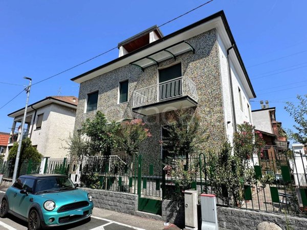 casa indipendente in vendita a Brugherio in zona Dorderio