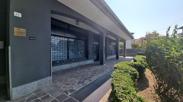 negozio in vendita a Brugherio in zona Dorderio