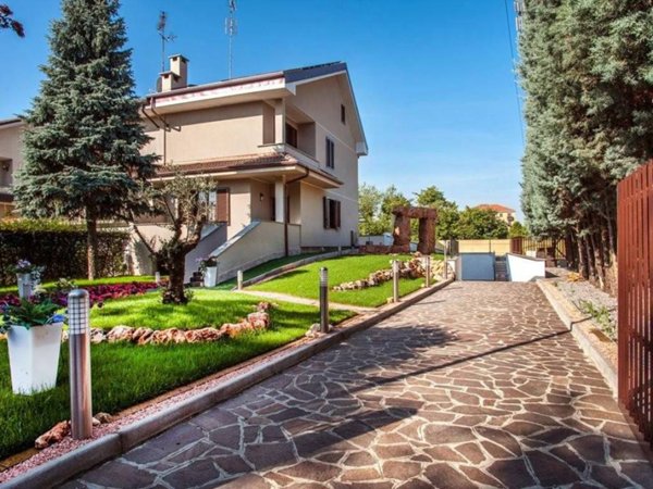 casa indipendente in vendita a Brugherio in zona Dorderio