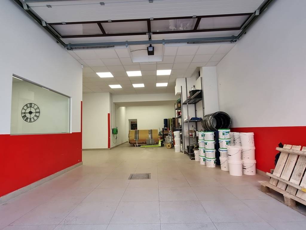 locale commerciale in vendita a Brugherio