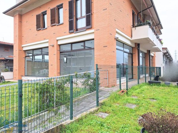 negozio in vendita a Burago di Molgora