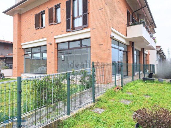 negozio in vendita a Burago di Molgora