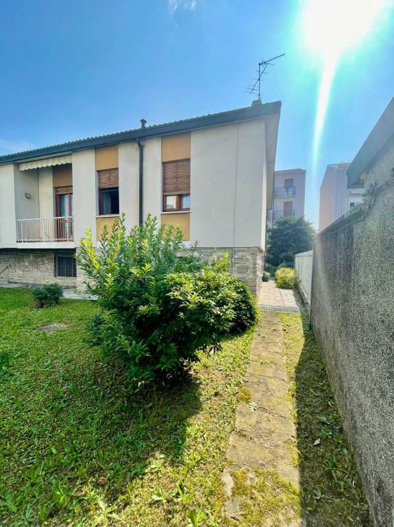 casa indipendente in vendita a Burago di Molgora