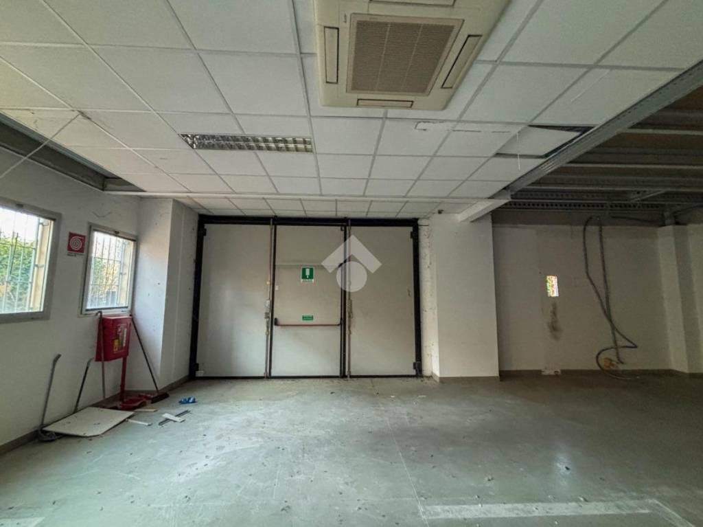 locale commerciale in vendita a Burago di Molgora