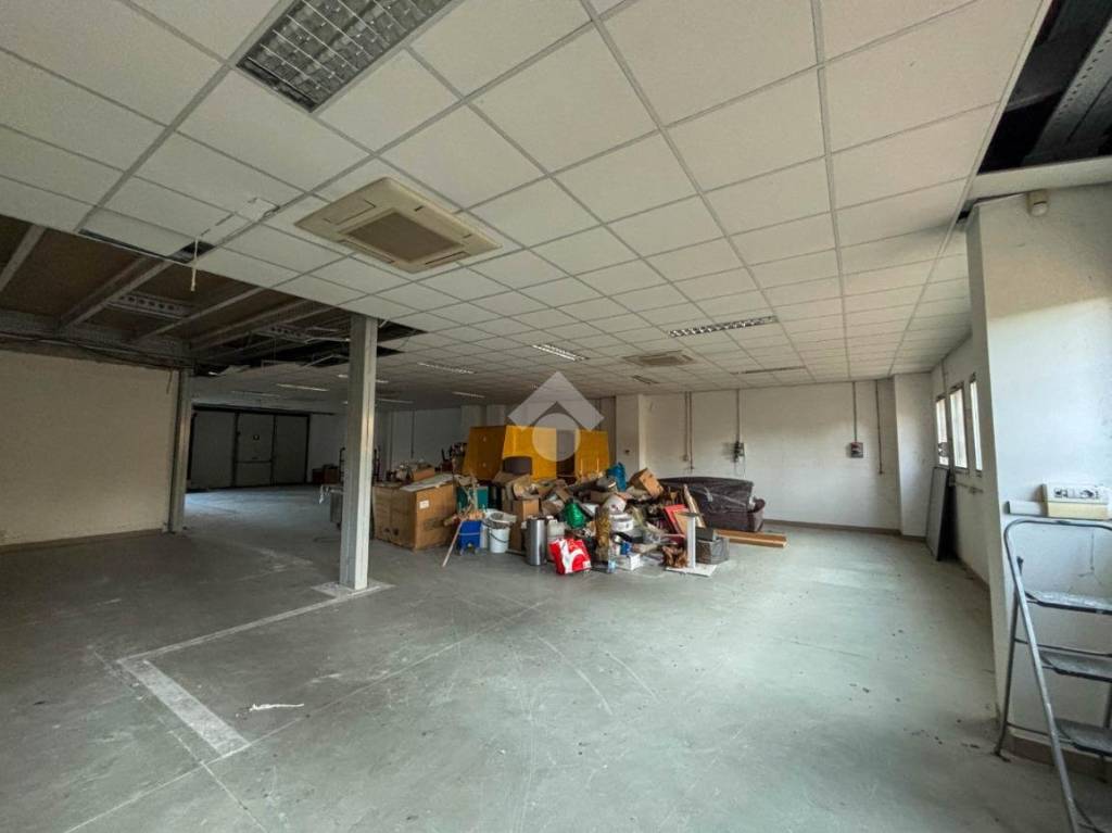 locale commerciale in vendita a Burago di Molgora