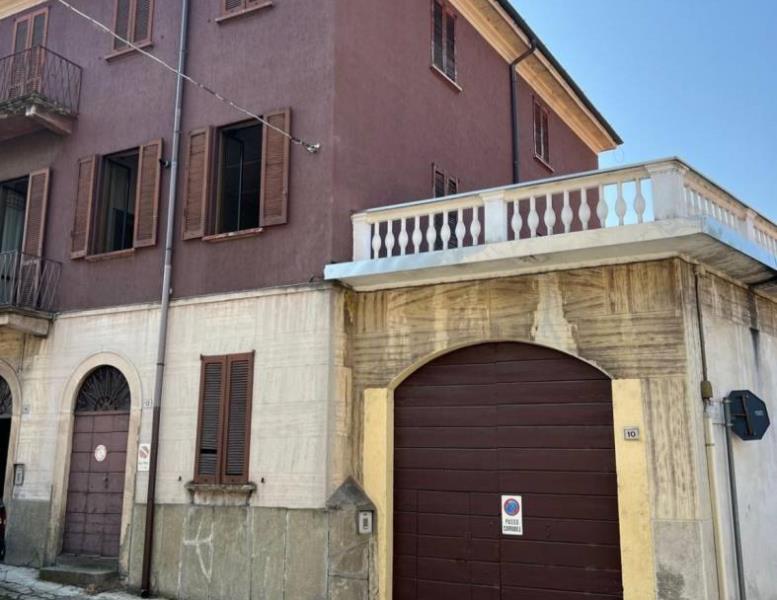 intera palazzina in vendita a Carate Brianza in zona Agliate