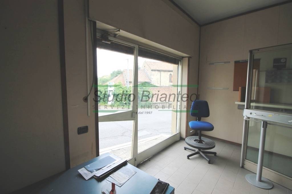 negozio in vendita a Carate Brianza in zona Agliate