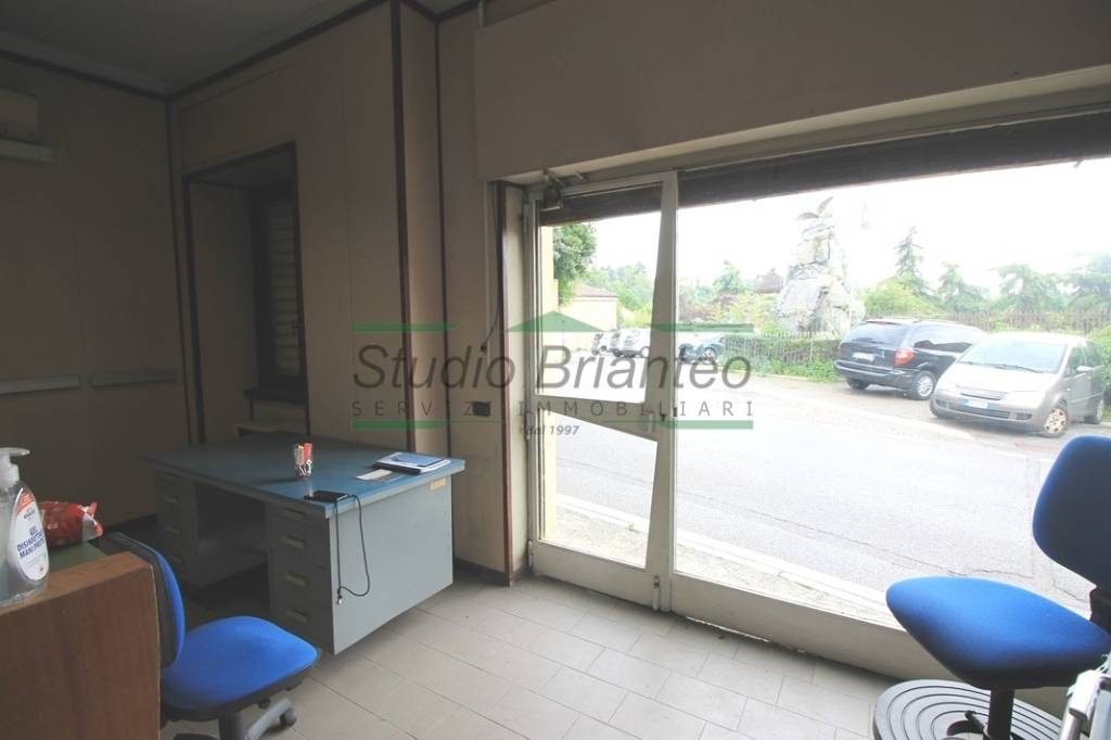 negozio in vendita a Carate Brianza in zona Agliate