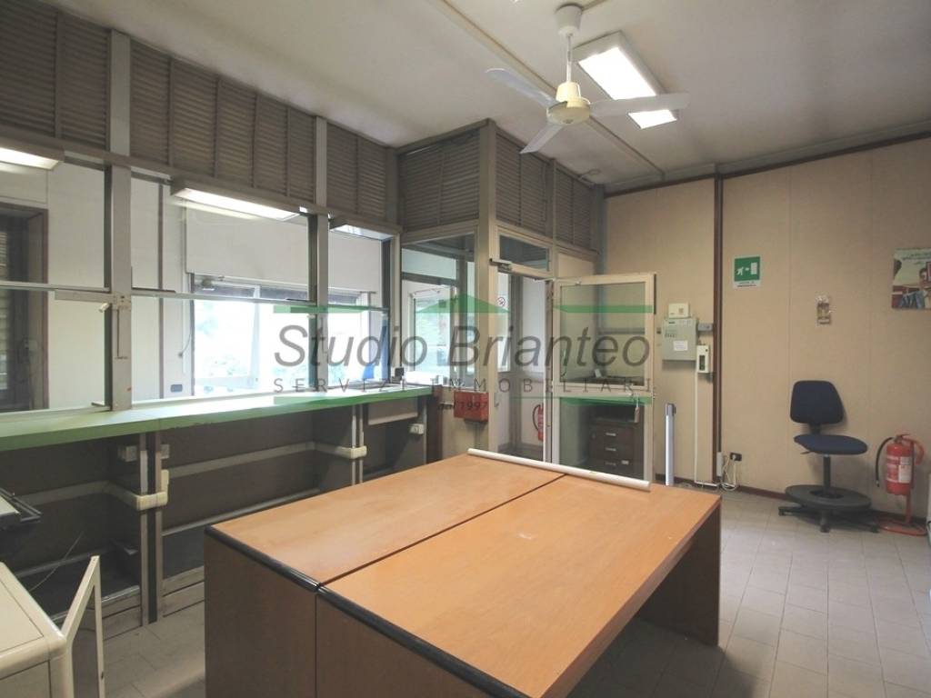 negozio in vendita a Carate Brianza in zona Agliate