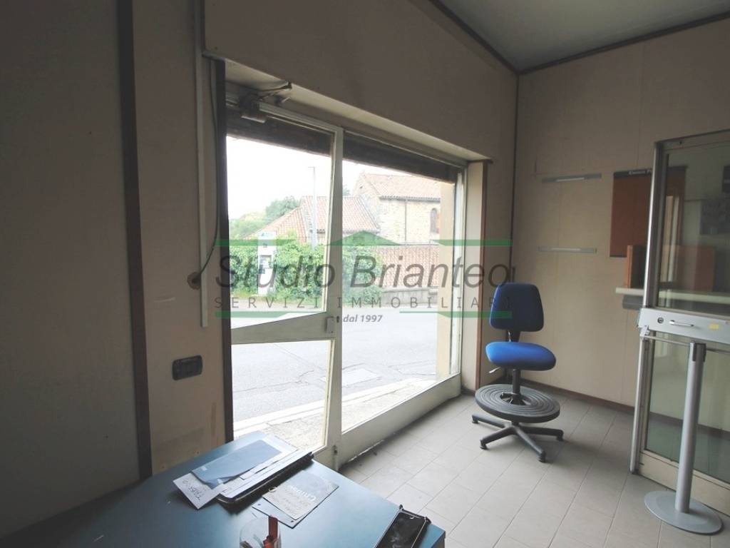 negozio in vendita a Carate Brianza in zona Agliate