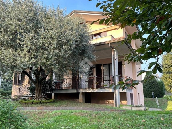 appartamento in vendita a Carate Brianza