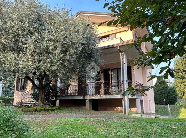 appartamento in vendita a Carate Brianza