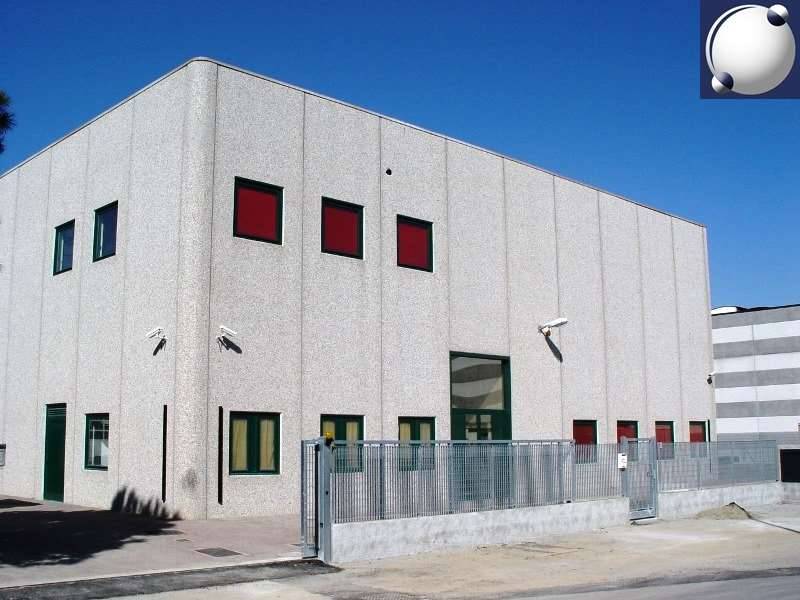 locale commerciale in vendita a Carate Brianza