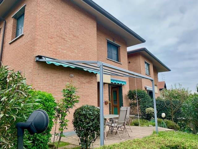 casa indipendente in vendita a Carate Brianza in zona Costa Lambro