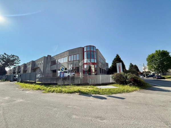 locale commerciale in vendita a Carate Brianza