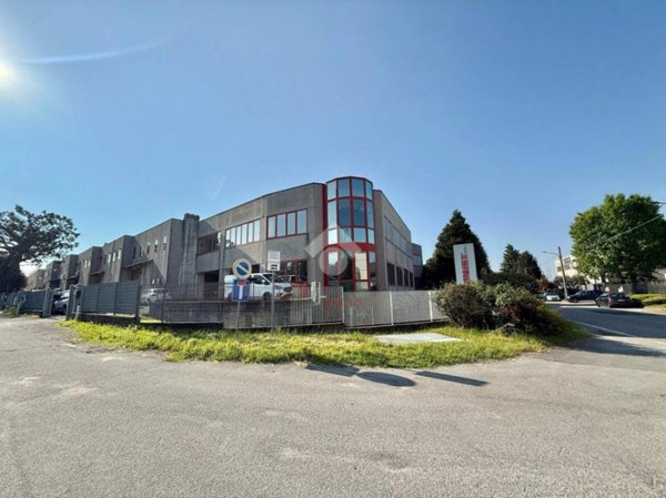 locale commerciale in vendita a Carate Brianza