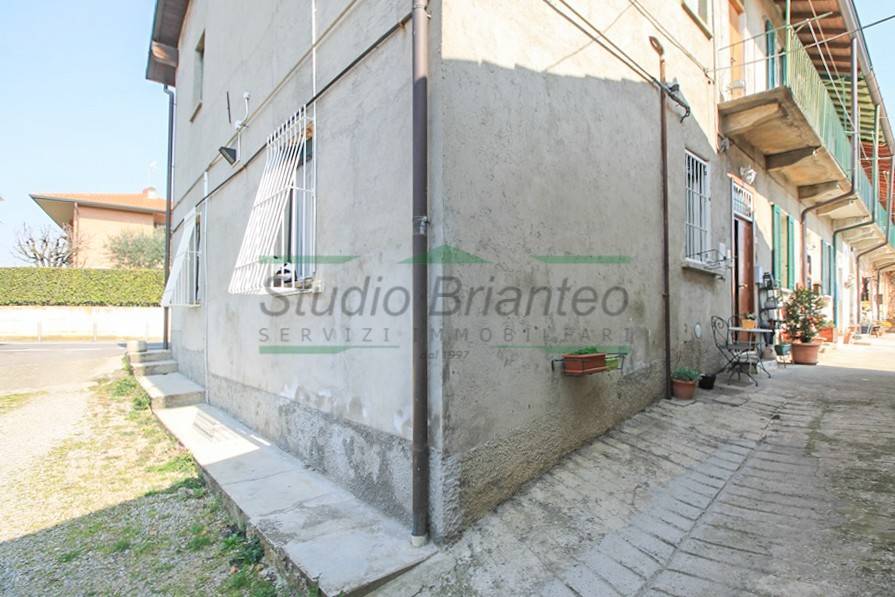 appartamento in vendita a Carate Brianza in zona Costa Lambro