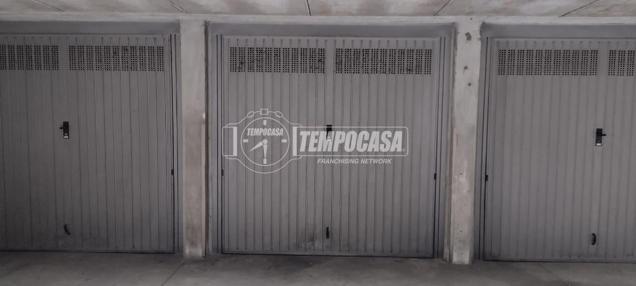 locale di sgombero in vendita a Carate Brianza