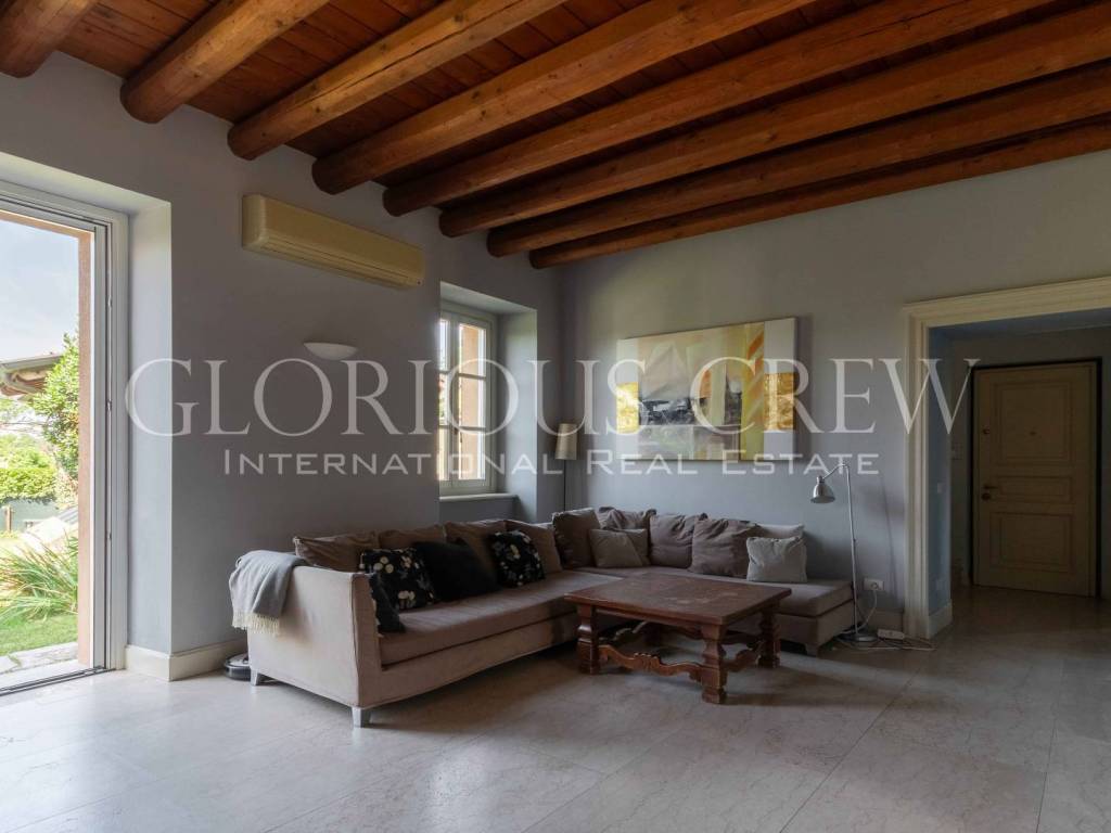 appartamento in vendita a Carate Brianza in zona Costa Lambro