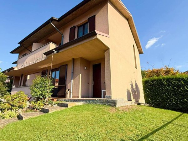 casa indipendente in vendita a Carate Brianza in zona Agliate
