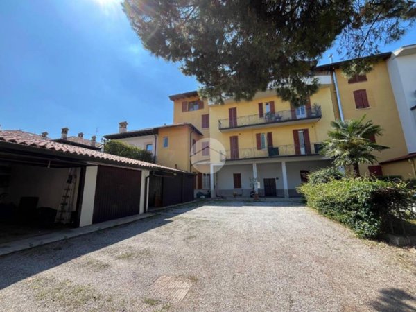 appartamento in vendita a Carate Brianza in zona Agliate