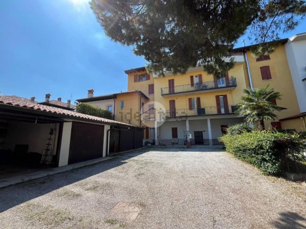 appartamento in vendita a Carate Brianza in zona Agliate