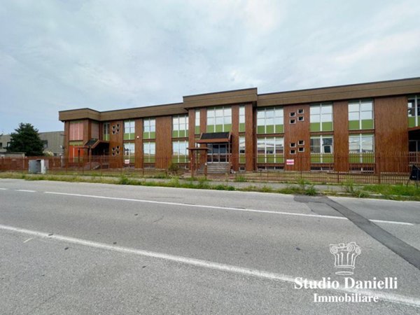 locale commerciale in vendita a Carate Brianza