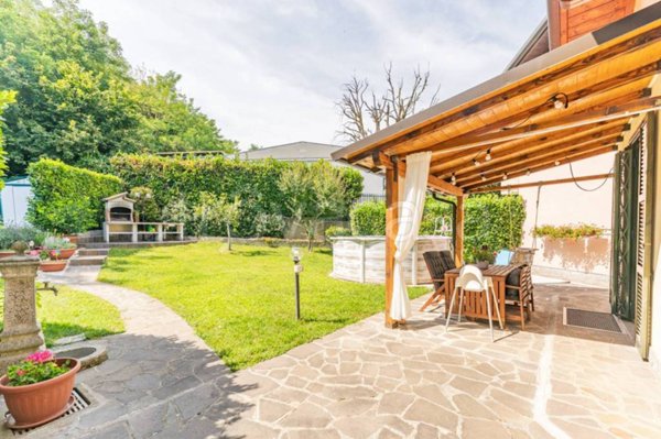 casa indipendente in vendita a Carate Brianza in zona Agliate