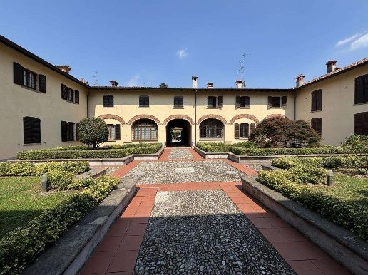 appartamento in vendita a Carate Brianza in zona Costa Lambro