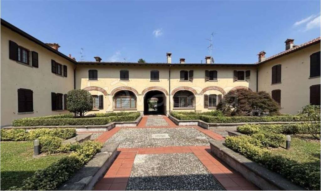 appartamento in vendita a Carate Brianza in zona Costa Lambro