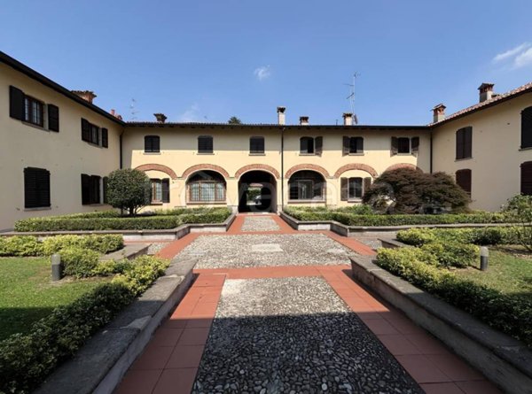 appartamento in vendita a Carate Brianza in zona Costa Lambro