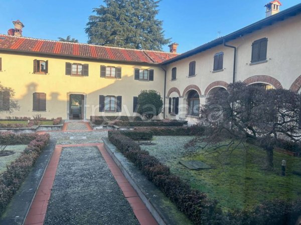 appartamento in vendita a Carate Brianza in zona Costa Lambro