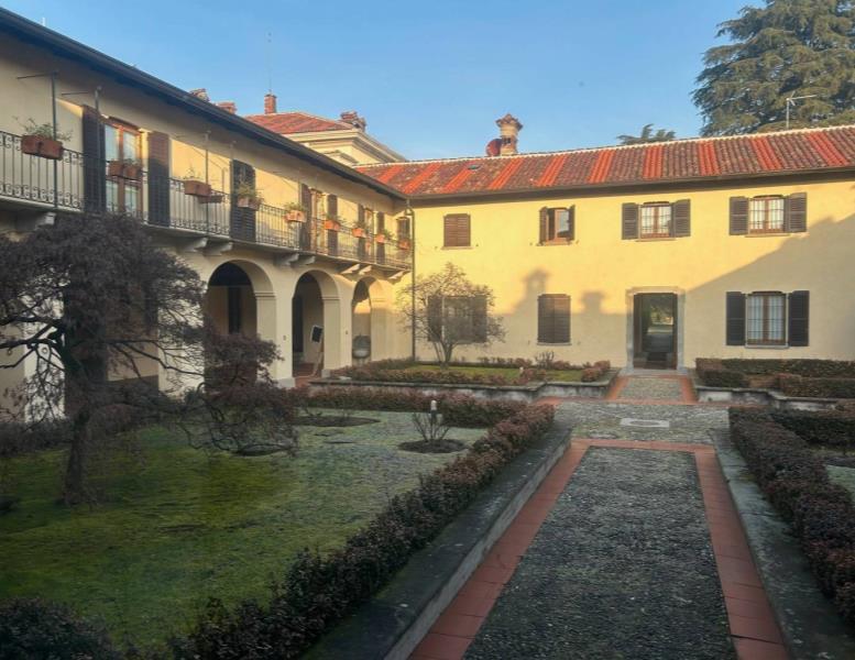 appartamento in vendita a Carate Brianza in zona Costa Lambro