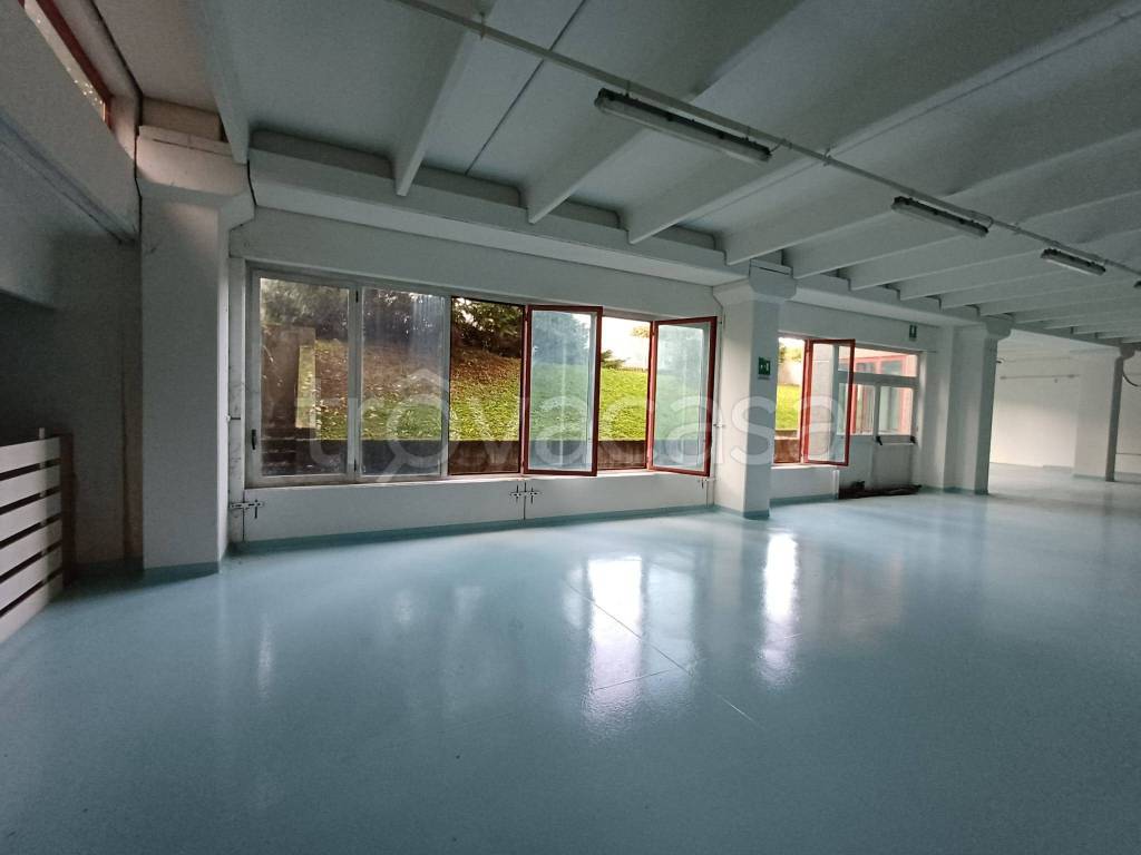 locale commerciale in vendita a Carate Brianza