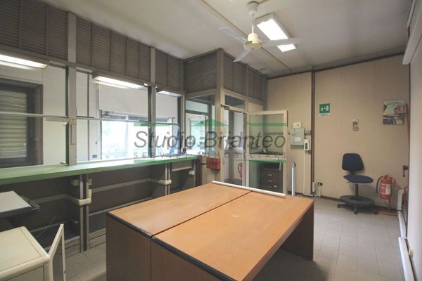 ufficio in vendita a Carate Brianza in zona Agliate