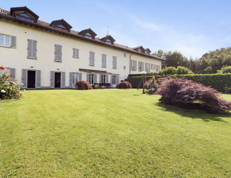 appartamento in vendita a Carate Brianza in zona Agliate