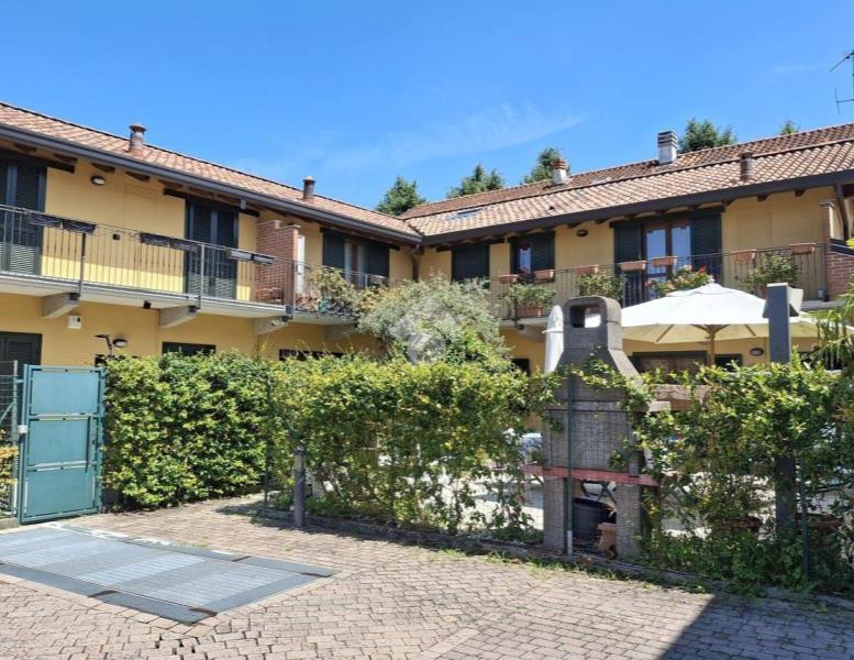 casa indipendente in vendita a Carate Brianza in zona Costa Lambro