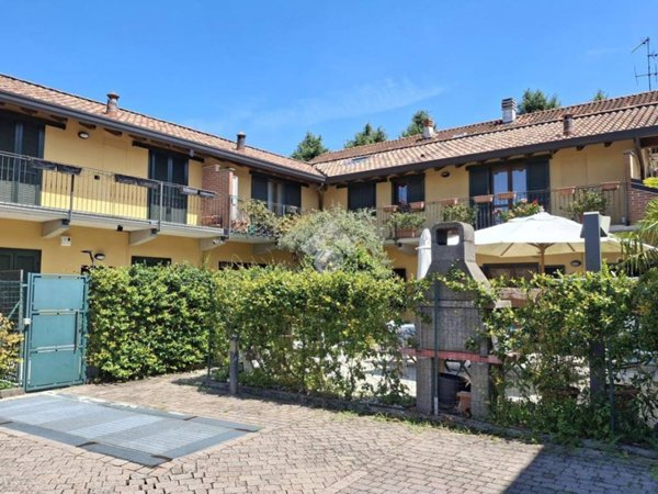 casa indipendente in vendita a Carate Brianza in zona Costa Lambro