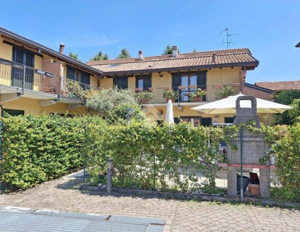 casa indipendente in vendita a Carate Brianza in zona Costa Lambro