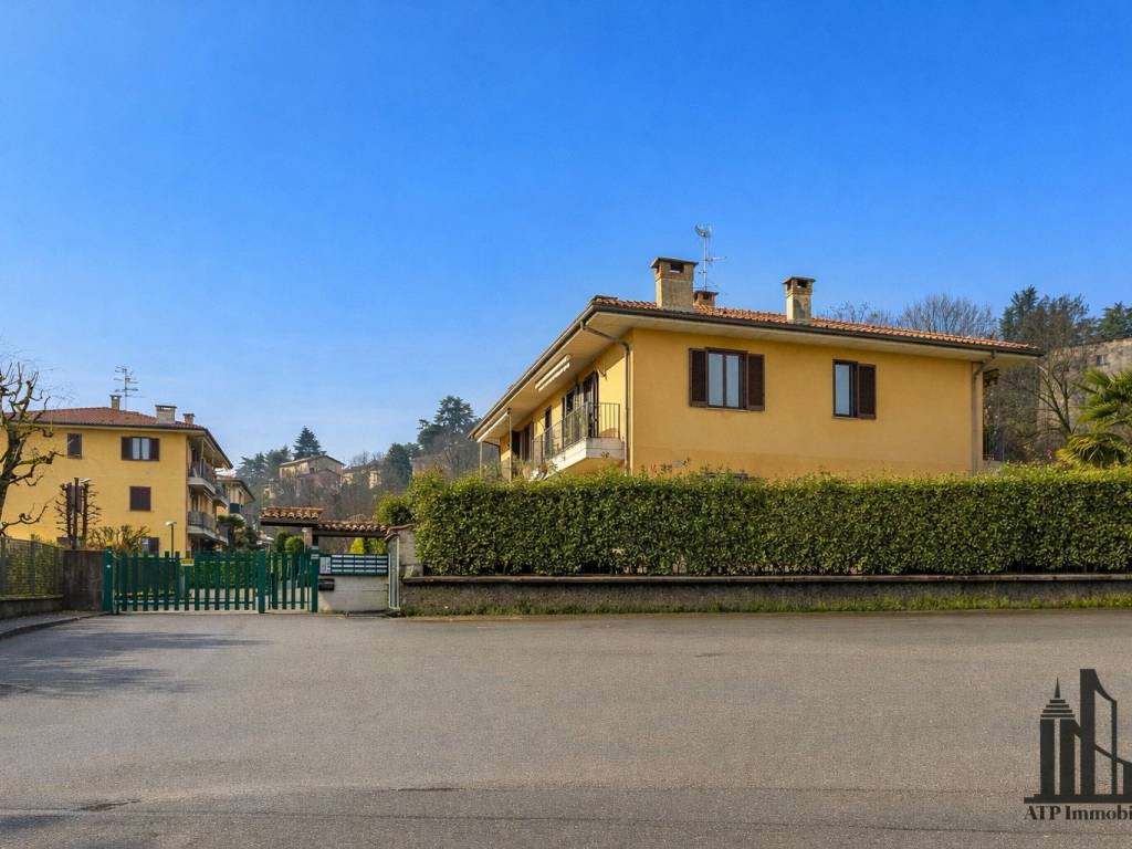 appartamento in vendita a Carate Brianza in zona Agliate