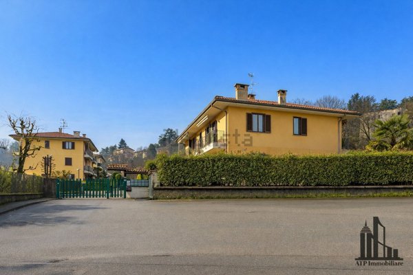 appartamento in vendita a Carate Brianza in zona Agliate