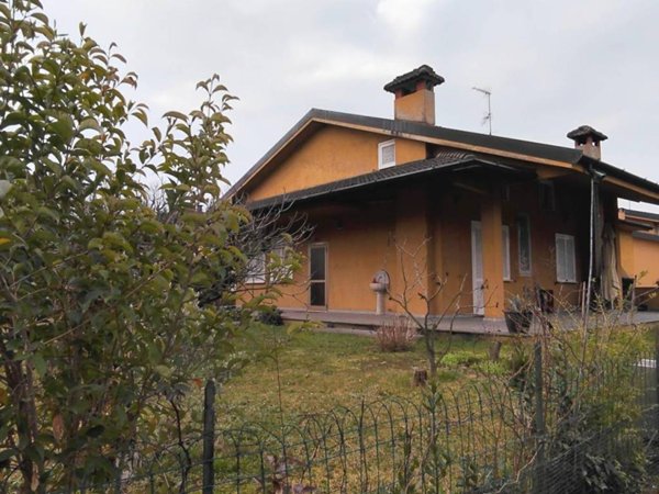 casa indipendente in vendita a Carate Brianza