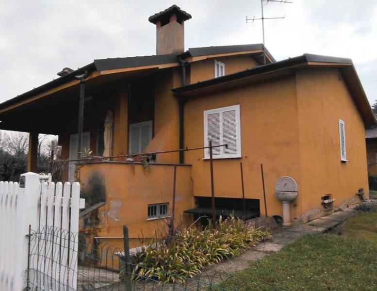 casa indipendente in vendita a Carate Brianza in zona Costa Lambro