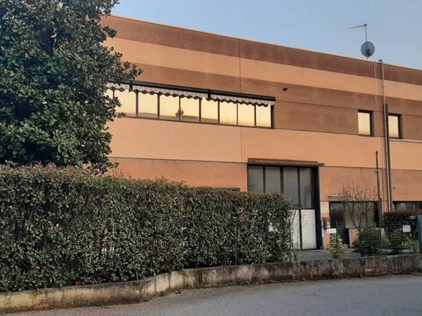 locale commerciale in vendita a Carate Brianza