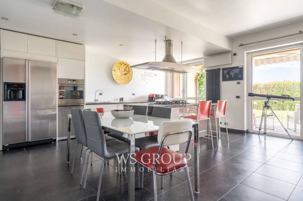 casa indipendente in vendita a Carate Brianza in zona Costa Lambro