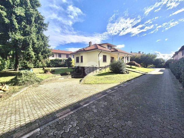 casa indipendente in vendita a Carate Brianza in zona Costa Lambro
