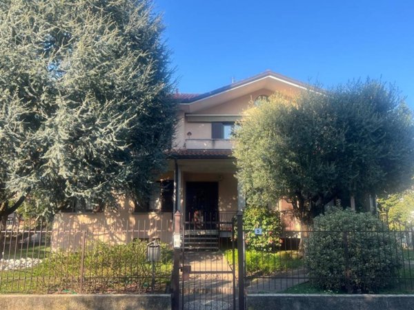 appartamento in vendita a Carate Brianza