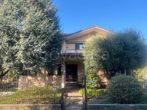 appartamento in vendita a Carate Brianza