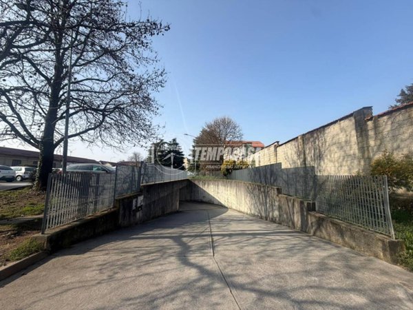 locale di sgombero in vendita a Carate Brianza