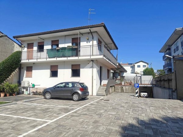 negozio in vendita a Carate Brianza in zona Agliate